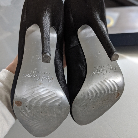 Red Carpet Black Pumps - Picture 4 of 6